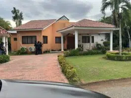 Arrestan a ciudadano alemán tras incautarle fusil de asalto, pistola y más de 34 mil dólares en exclusivo complejo de Juan Dolio
