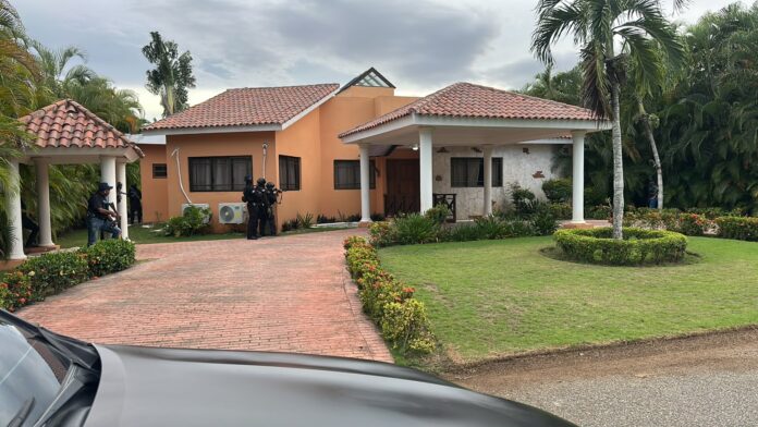 Arrestan a ciudadano alemán tras incautarle fusil de asalto, pistola y más de 34 mil dólares en exclusivo complejo de Juan Dolio