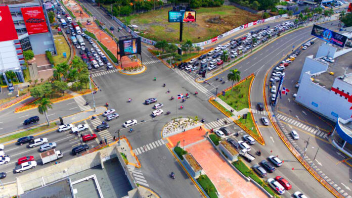 El Instituto Nacional de Tránsito y Transporte Terrestre (INTRANT) presentó los resultados de las encuestas domiciliarias de movilidad que revelan que en el Gran Santo Domingo y sus municipios periféricos se desplazan 6.7 millones de personas cada día.