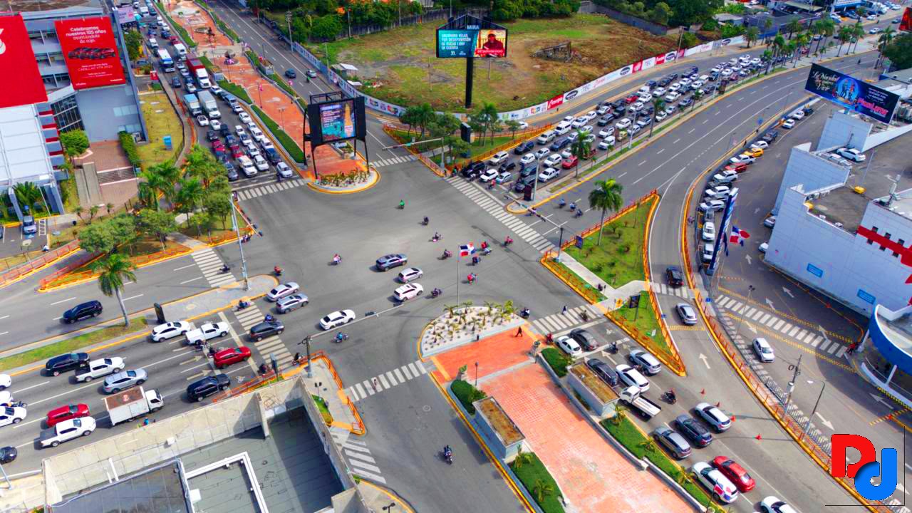 INTRANT revela estudio dice que 6.7 millones de personas se desplazan diariamente por el GSD El Instituto Nacional de Tránsito y Transporte Terrestre (INTRANT) presentó los resultados de las encuestas domiciliarias de movilidad que revelan que en el Gran Santo Domingo y sus municipios periféricos se desplazan 6.7 millones de personas cada día.