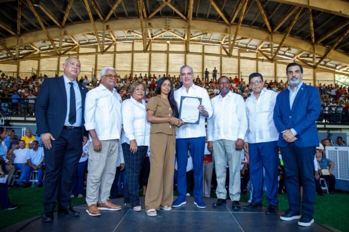 Presidente Abinader entrega 1,500 títulos de propiedad en El Almirante II, Santo Domingo Este