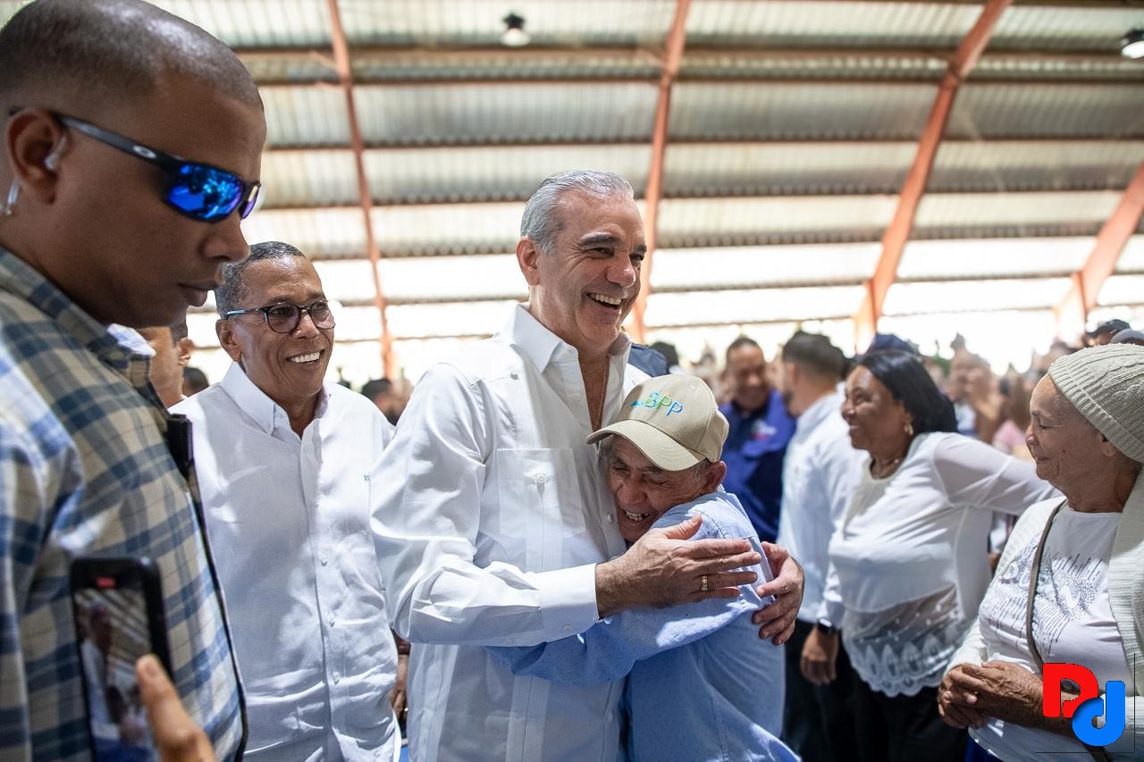 Presidente Abinader lanza iniciativa social "Fogones por Estufas" que se reproducirá en las zonas montañosas del país a través de DASAC Presidente Abinader lanza iniciativa social "Fogones por Estufas" que se reproducirá en las zonas montañosas del país a través de DASAC