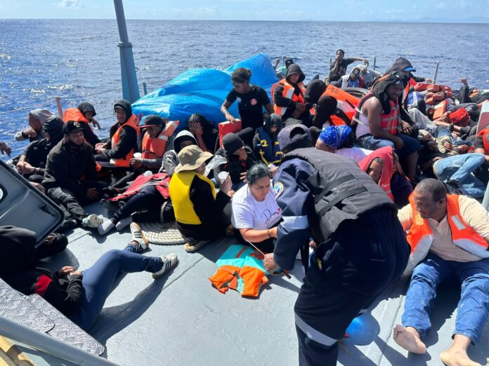 Interceptan lancha con 59 personas en viaje ilegal frente a las costas de Samaná