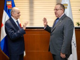 Ministro Magín Díaz juramenta a Quico Tabar como nuevo director general transitorio de Juegos de Azar Ministro Magín Díaz juramenta a Quico Tabar como nuevo director general transitorio de Juegos de Azar