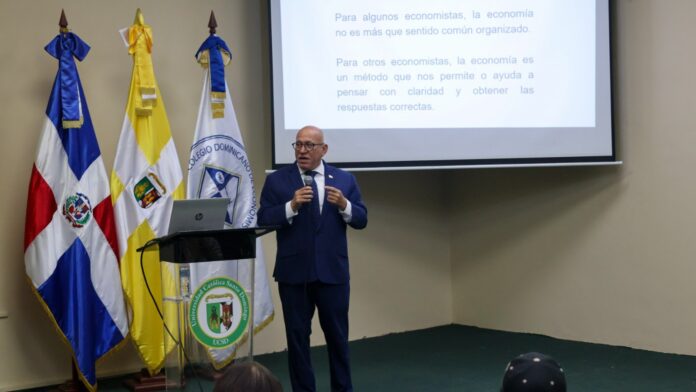 Intendente de Bancos exhorta a futuros economistas de la UCSD a fortalecer sus competencias digitales y comunicar de forma práctica