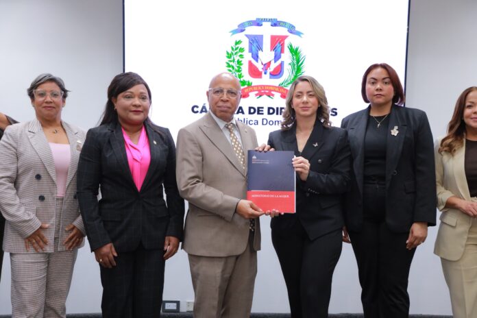 Alfredo Pacheco recibe el proyecto de ley Mirabal
