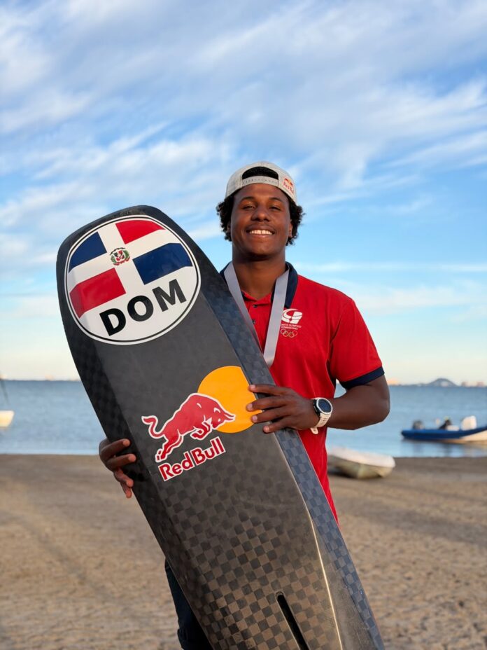 Deury Corniel pone en alto la bandera dominicana al conquistar medalla de plata en competencia internacional de kitesurf