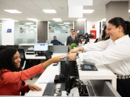 Buenas tardes colegas. Espero estén muy bien. Favor colaborar con la publicación de esta nota de prensa. *Pasaportes amplía a Italia el servicio del Pasaporte Electrónico y suma cinco ciudades en Europa* _La Dirección General de Pasaportes (DGP) inició la emisión del Pasaporte Electrónico Dominicano en las ciudades de Madrid, Barcelona, Sevilla, Roma y Milán. _ Milán, Italia.— La Dirección General de Pasaportes (DGP) amplió a Italia los servicios del Pasaporte Electrónico Dominicano con la incorporación de Roma y Milán, y elevó a cinco las ciudades europeas donde los dominicanos pueden solicitar la nueva libreta a través de las representaciones consulares sin necesidad de viajar a la República Dominicana. Estos puntos se suman a Madrid, Barcelona y Sevilla, en España, como parte del despliegue internacional del documento, que comenzó en el mes de septiembre en Nueva York, Nueva Jersey y Boston, en Estados Unidos. Con estas incorporaciones, el servicio alcanza ocho ciudades del exterior. El lanzamiento en Milán estuvo encabezado por el director general de Pasaportes, Lorenzo Ramírez, y el cónsul general dominicano en esa ciudad, Miguel Ángel Vásquez Peña. “Para un dominicano que vive en el exterior, renovar su pasaporte no debería implicar un viaje a su país. Estamos ampliando el servicio para que pueda obtener el nuevo documento donde reside, a través de nuestros consulados”, expresó Ramírez. El funcionario reiteró que la incorporación de esta nueva libreta no implica un aumento del precio para los ciudadanos y, además, incluye el servicio de repatriación de restos mortales con una cobertura de hasta 9,000 dólares. ¨Para una familia dominicana que pierde a un ser querido fuera del país, contar con este respaldo representa una ayuda importante en un momento muy difícil”, expresó. De su lado, Vásquez Peña destacó el acompañamiento que ofrecerá la representación consular a los solicitantes. “Sabemos lo que representa para nuestros compatriotas disponer de este servicio en Italia. Desde el consulado, acompañaremos a los solicitantes para que conozcan los requisitos y puedan realizar su trámite con la orientación que necesitan”, señaló. En Madrid, el servicio comenzó el martes 13 de octubre, con un acto encabezado por el cónsul general dominicano en esa ciudad, José Marte Piantini. El Pasaporte Electrónico Dominicano incorpora una página de datos en policarbonato, grabado láser y un chip con información biométrica del titular. Estos elementos refuerzan la seguridad del documento y facilitan la verificación de su autenticidad y de la identidad de su portador durante los controles migratorios. La DGP informó que continuará la ampliación del servicio en coordinación con las representaciones consulares dominicanas del Ministerio de Relaciones Exteriores. 14 de octubre 2026 Dirección de Comunicacione