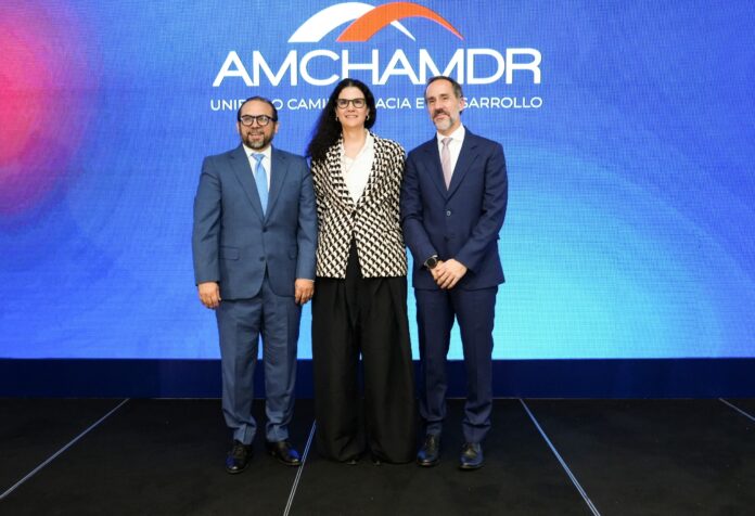 Líderes de INICIA presentan en AMCHAMDR su visión para transformar la educación dominicana