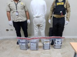 Detienen español con 20 paquetes de presunta cocaína ocultos en su equipaje
