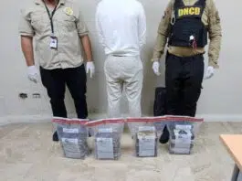 Detienen español con 20 paquetes de presunta cocaína ocultos en su equipaje