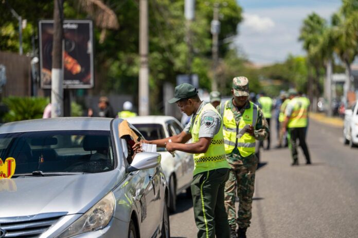 INTRANT y DIGESETT fiscalizan 15 “conductores piratas” en corredores del DN