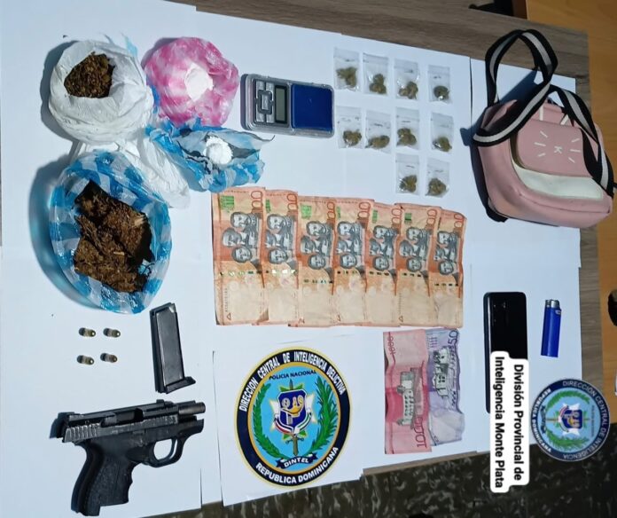 DINTEL y Ministerio Público ocupan armas ilegales, municiones y presuntas drogas durante allanamientos en Monte Plata