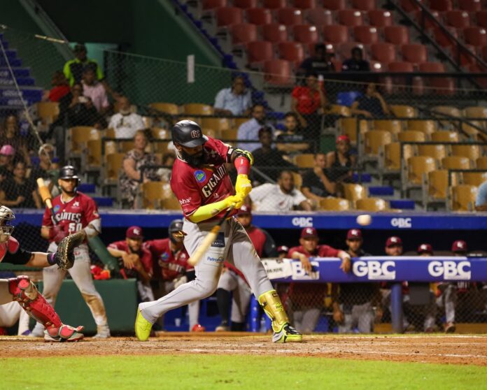 Ozuna dispara jonrón con bases llenas y Gigantes remontan ante Escogido