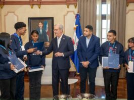 Presidente Abinader recibe en Palacio Nacional a jóvenes dominicanos que rompieron récord mundial de lectura Presidente Abinader recibe en Palacio Nacional a jóvenes dominicanos que rompieron récord mundial de lectura