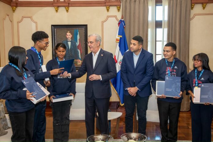 Presidente Abinader recibe en Palacio Nacional a jóvenes dominicanos que rompieron récord mundial de lectura