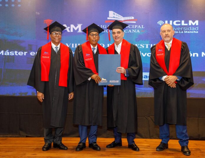 Abinader encabeza graduación de la octava promoción de la Maestría en Derecho Administrativo y Gestión Municipal, dedicada a su padre, José Rafael Abinader Wasaf