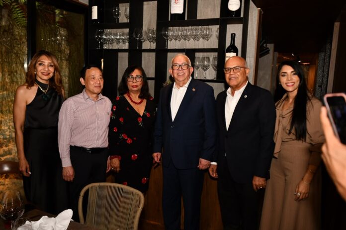 El Bagrícola agasaja con una cena al director general de la FAO, Qu Dongyu, en su visita al país