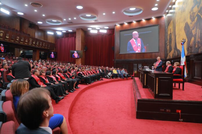 Más de 100 diputados y funcionarios de la Cámara de Diputados se graduaron hoy de las maestrías en Derecho Constitucional y Derecho Administrativo