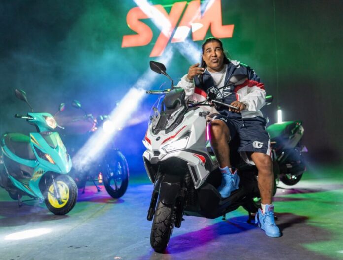 Omega el Fuerte une la música urbana y el motor en su nueva colaboración con SYM