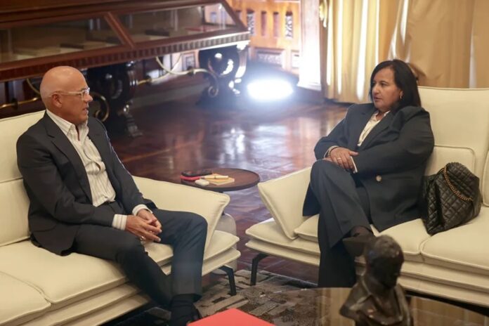 Presidenta de Venezuela recibe a jefa opositora en el diálogo político