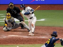 Tampa Bay evita la barrida en extra innings y mantiene viva la Serie Mundial ante Milwaukee Tampa Bay evita la barrida en extra innings y mantiene viva la Serie Mundial ante Milwaukee