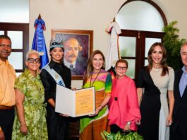 Carolina Mejía reconoció a Joheirry Mola, Miss Mundo 2026, como hija adoptiva de Santo Domingo al devolverle a la República Dominicana la corona azul luego de 44 años.