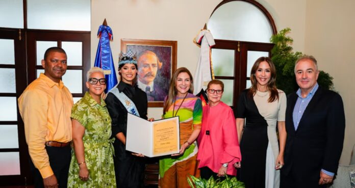Carolina Mejía reconoció a Joheirry Mola, Miss Mundo 2026, como hija adoptiva de Santo Domingo al devolverle a la República Dominicana la corona azul luego de 44 años.