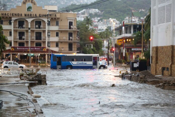 Huracán Simón y tormenta Rachel dejan cinco muertos en México
