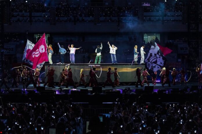 BTS aterriza en Santiago de Chile para una serie de tres conciertos multitudinarios en el Estadio Nacional
