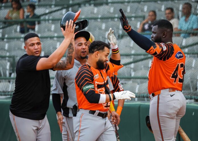 Toros se imponen a Estrellas con jonrones de Francisco Urbáez y Julio Rodríguez SAN PEDRO DE MACORÍS.- Francisco Urbáez y Julio Rodríguez pegaron cuadrangulares, Angel Felipe tuvo un espectacular relevo, para liderar la victoria de los Toros del Este 6-4 sobre las Estrellas Orientales, en la primera visita de la tropa taurina al Estadio Tetelo Vargas. Ambos cuadrangulares (Urbáez y Rodríguez) fueron con un corredor a bordo y ambos jonrones representaron los primeros dos batazos de vuelta completa para los Toros en la temporada. Con el triunfo, los Toros mejoran su foja a 2-1, siendo estas victorias en forma consecutiva. En el pitcheo, abrió por los Toros el derecho importado Spencer Turnbull (0-0, 0.00) quien tiró tres entradas en blanco, donde sólo permitió dos hits, sin más libertades. La victoria fue para el derecho Angel Felipe (1-0, 0.00) quien relevó de manera magistral en la sexta entrada con tres ponches, apagando una amenaza de hombres en primera y tercera sin outs. Lucas Sims obtuvo el rescate (1º) y Enny Romero (0-1, 27.00) cargó con el revés tras permitir cinco carreras. El pitcheo de los Toros limitó a las Estrellas a batear de 13-2 con hombres en posición anotadora, provocando que los