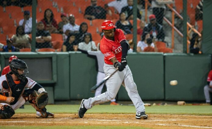 Leones consiguen tercera victoria en fiesta de palos en el Micheli