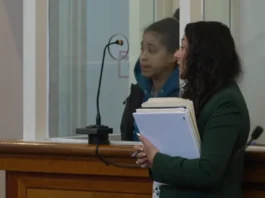 Una ciudadana dominicana de 35 años fue detenida y formalmente acusada de homicidio involuntario en la ciudad de Boston, Massachusetts, luego de que su pequeña hija de cuatro años falleciera a causa de una intoxicación aguda por fentanilo. La acusada, identificada como Dayanna Familia, compareció ante el tribunal de Dorchester, donde se declaró no culpable de los cargos que se le imputan. Durante la audiencia, la fiscalía sostuvo que la mujer habría dejado la peligrosa sustancia al alcance de la menor y, posteriormente, intentó engañar a las autoridades para encubrir lo sucedido. Los hechos se remontan a la noche del pasado 17 de agosto, cuando los servicios de emergencia acudieron a una vivienda situada en la calle Fuller tras recibir una llamada de auxilio. Al llegar al lugar, los agentes policiales encontraron a la niña, llamada Liyanna Bautista Familia, inconsciente. Aunque intentaron reanimarla con maniobras de reanimación cardiopulmonar (RCP) antes de trasladarla de urgencia a un centro médico, la menor lamentablemente perdió la vida al día siguiente, el 18 de agosto. La autopsia realizada posteriormente confirmó que la causa oficial del fallecimiento fue intoxicación aguda por fentanilo. De acuerdo con la investigación, la procesada habría dado explicaciones contradictorias a los paramédicos y policías al momento de la emergencia, asegurando que la niña comenzó a ponerse morada mientras bebía leche o sugiriendo que podría haber entrado en contacto con un cebo para cucarachas. Sin embargo, los fiscales argumentan que Familia sabía perfectamente que el estado de salud de la niña estaba vinculado a la sustancia narcótica que se encontraba en el domicilio. Además, registros de las cámaras corporales de los agentes captaron el momento en que presuntamente intentaba ocultar y destruir evidencia en polvo relacionada con el caso. Ante la gravedad de los cargos —que además de homicidio involuntario incluyen posesión de drogas, destrucción de pruebas y obstrucción a la justicia—, el juez fijó una fianza de 250,000 dólares. Por su parte, la defensa legal había solicitado una fianza de 10,000 dólares bajo el argumento de que la familia carece de recursos económicos y que su representada no representa un riesgo de fuga. La detenida, arrestada por la unidad de fugitivos del Departamento de Policía de Boston, deberá regresar a los tribunales el próximo 20 de noviembre para dar continuidad al proceso judicial.