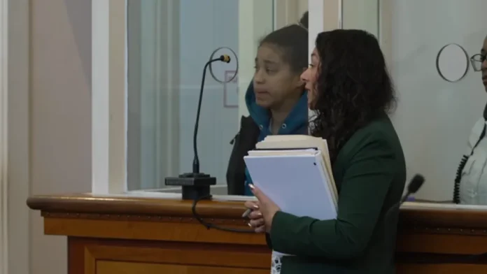 Una ciudadana dominicana de 35 años fue detenida y formalmente acusada de homicidio involuntario en la ciudad de Boston, Massachusetts, luego de que su pequeña hija de cuatro años falleciera a causa de una intoxicación aguda por fentanilo. La acusada, identificada como Dayanna Familia, compareció ante el tribunal de Dorchester, donde se declaró no culpable de los cargos que se le imputan. Durante la audiencia, la fiscalía sostuvo que la mujer habría dejado la peligrosa sustancia al alcance de la menor y, posteriormente, intentó engañar a las autoridades para encubrir lo sucedido. Los hechos se remontan a la noche del pasado 17 de agosto, cuando los servicios de emergencia acudieron a una vivienda situada en la calle Fuller tras recibir una llamada de auxilio. Al llegar al lugar, los agentes policiales encontraron a la niña, llamada Liyanna Bautista Familia, inconsciente. Aunque intentaron reanimarla con maniobras de reanimación cardiopulmonar (RCP) antes de trasladarla de urgencia a un centro médico, la menor lamentablemente perdió la vida al día siguiente, el 18 de agosto. La autopsia realizada posteriormente confirmó que la causa oficial del fallecimiento fue intoxicación aguda por fentanilo. De acuerdo con la investigación, la procesada habría dado explicaciones contradictorias a los paramédicos y policías al momento de la emergencia, asegurando que la niña comenzó a ponerse morada mientras bebía leche o sugiriendo que podría haber entrado en contacto con un cebo para cucarachas. Sin embargo, los fiscales argumentan que Familia sabía perfectamente que el estado de salud de la niña estaba vinculado a la sustancia narcótica que se encontraba en el domicilio. Además, registros de las cámaras corporales de los agentes captaron el momento en que presuntamente intentaba ocultar y destruir evidencia en polvo relacionada con el caso. Ante la gravedad de los cargos —que además de homicidio involuntario incluyen posesión de drogas, destrucción de pruebas y obstrucción a la justicia—, el juez fijó una fianza de 250,000 dólares. Por su parte, la defensa legal había solicitado una fianza de 10,000 dólares bajo el argumento de que la familia carece de recursos económicos y que su representada no representa un riesgo de fuga. La detenida, arrestada por la unidad de fugitivos del Departamento de Policía de Boston, deberá regresar a los tribunales el próximo 20 de noviembre para dar continuidad al proceso judicial.