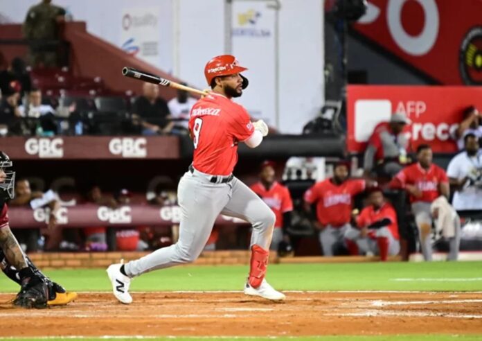 Escogido apalea a los Gigantes con tres jonrones en un triunfo 15-8; extiende a cinco su racha